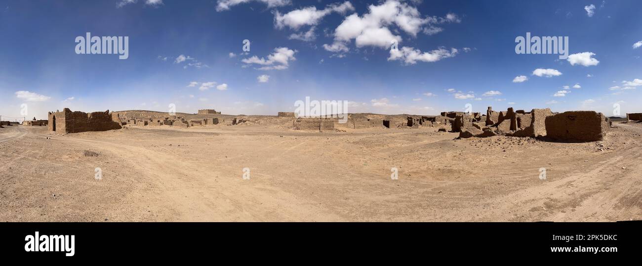 Merzouga, Maroc, Afrique : route panoramique dans le désert du Sahara, ruines de maisons dans un village nomade abandonné près des mines fossiles de la montagne Noire Banque D'Images