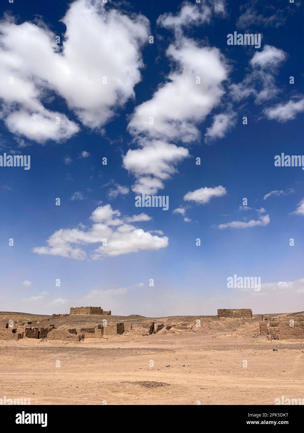 Merzouga, Maroc, Afrique : route panoramique dans le désert du Sahara, ruines de maisons dans un village nomade abandonné près des mines fossiles de la montagne Noire Banque D'Images