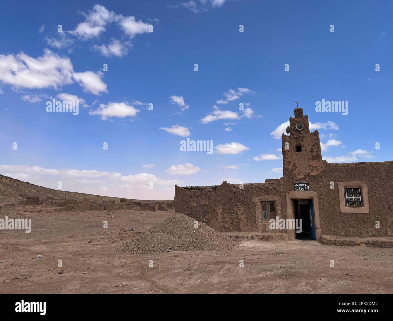Merzouga, Maroc, Afrique : route dans le désert du Sahara, avec la mosquée ouverte d'un village nomade abandonné près des mines fossiles de la montagne Noire Banque D'Images