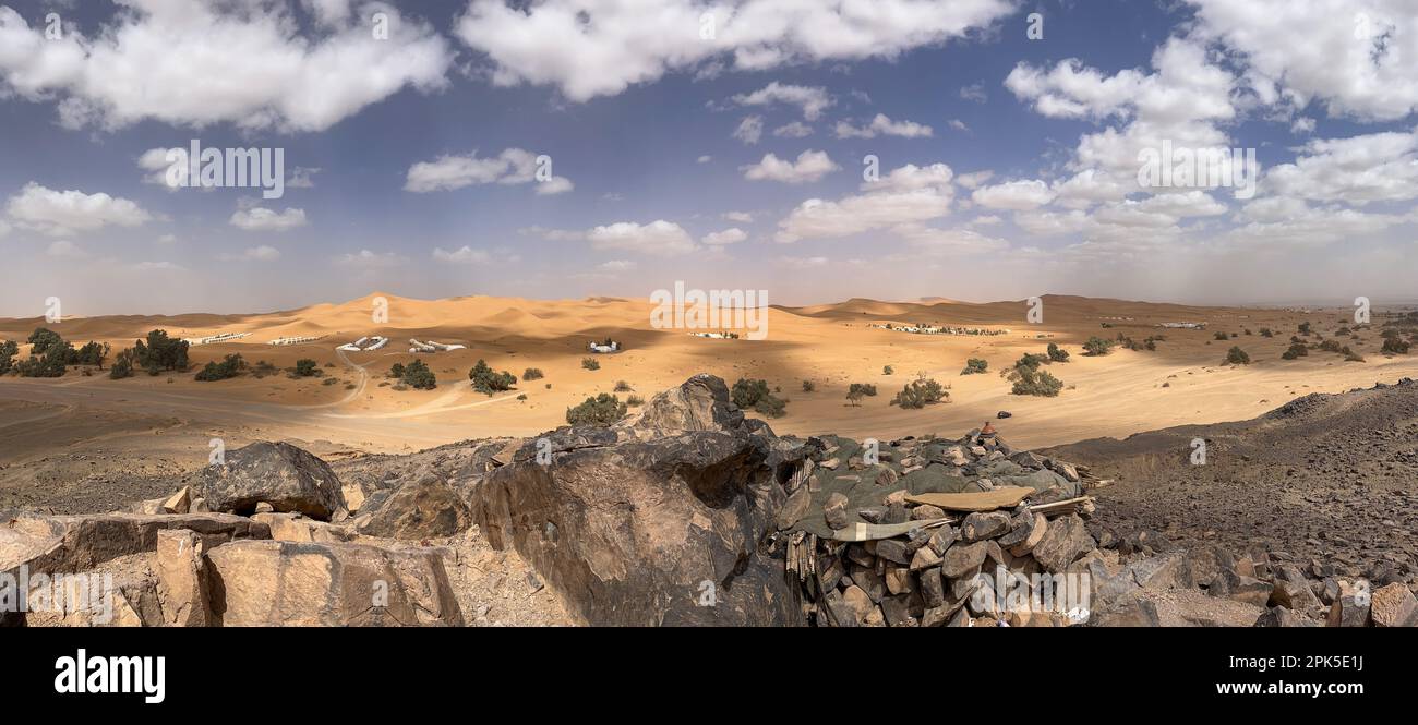 Merzouga, Maroc, Afrique : route panoramique dans le désert du Sahara ...
