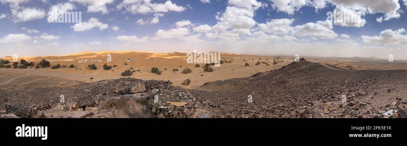 Merzouga, Maroc, Afrique : route panoramique dans le désert du Sahara ...