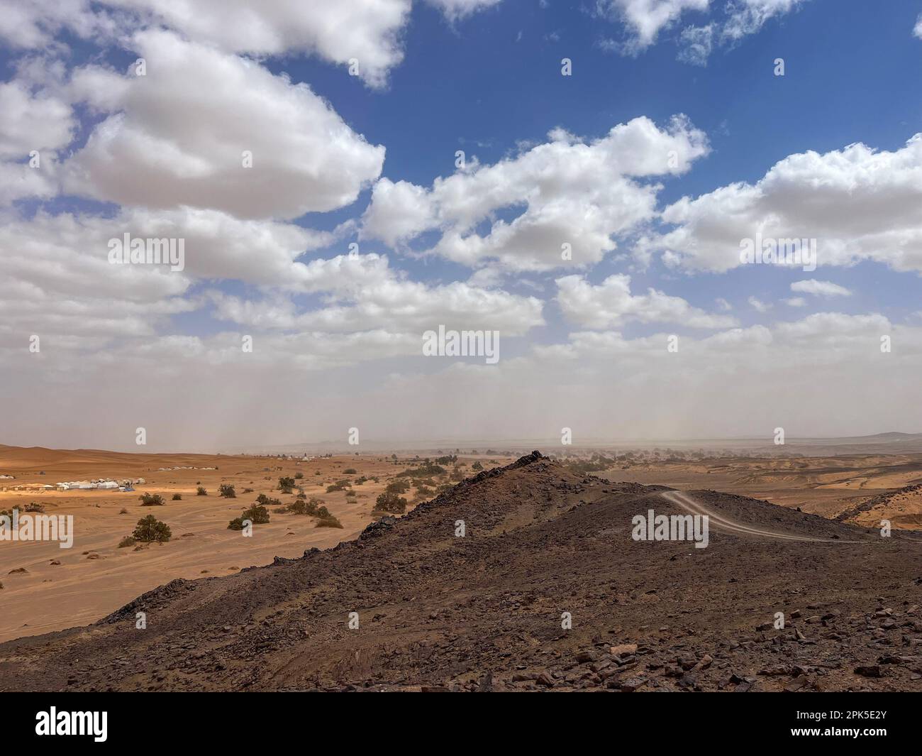 Merzouga, Maroc, Afrique : route panoramique dans le désert du Sahara avec les magnifiques dunes de sable, palmiers et camps de tentes, voyage en 4x4, dunes d'Erg Chebbi Banque D'Images