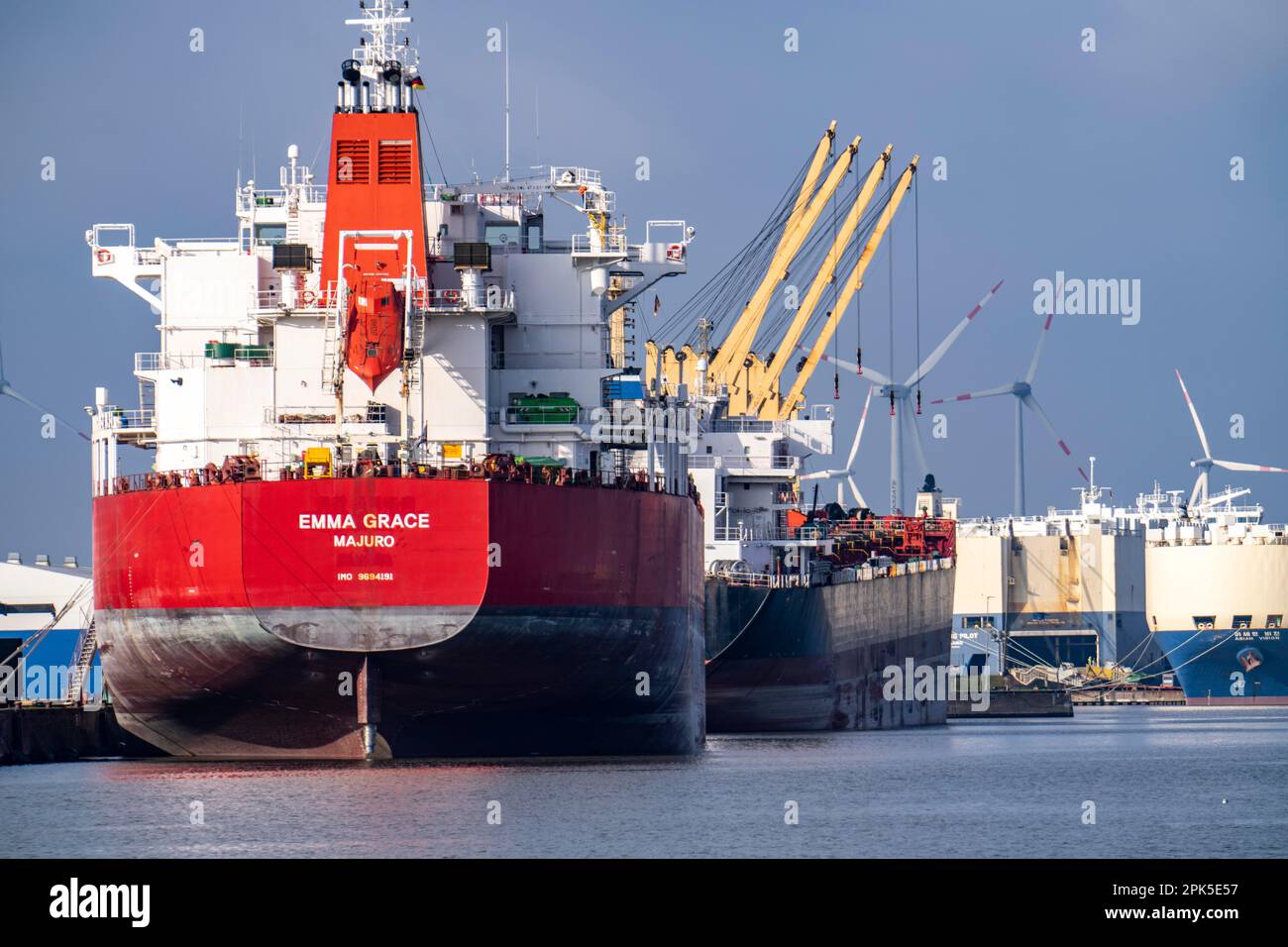Lloyd Werft, cargo à l'embarcadère et quai sec, cargo Adam Schulte, chantier naval dans le port d'outre-mer de Bremerhaven, Brême, Allemagne Banque D'Images