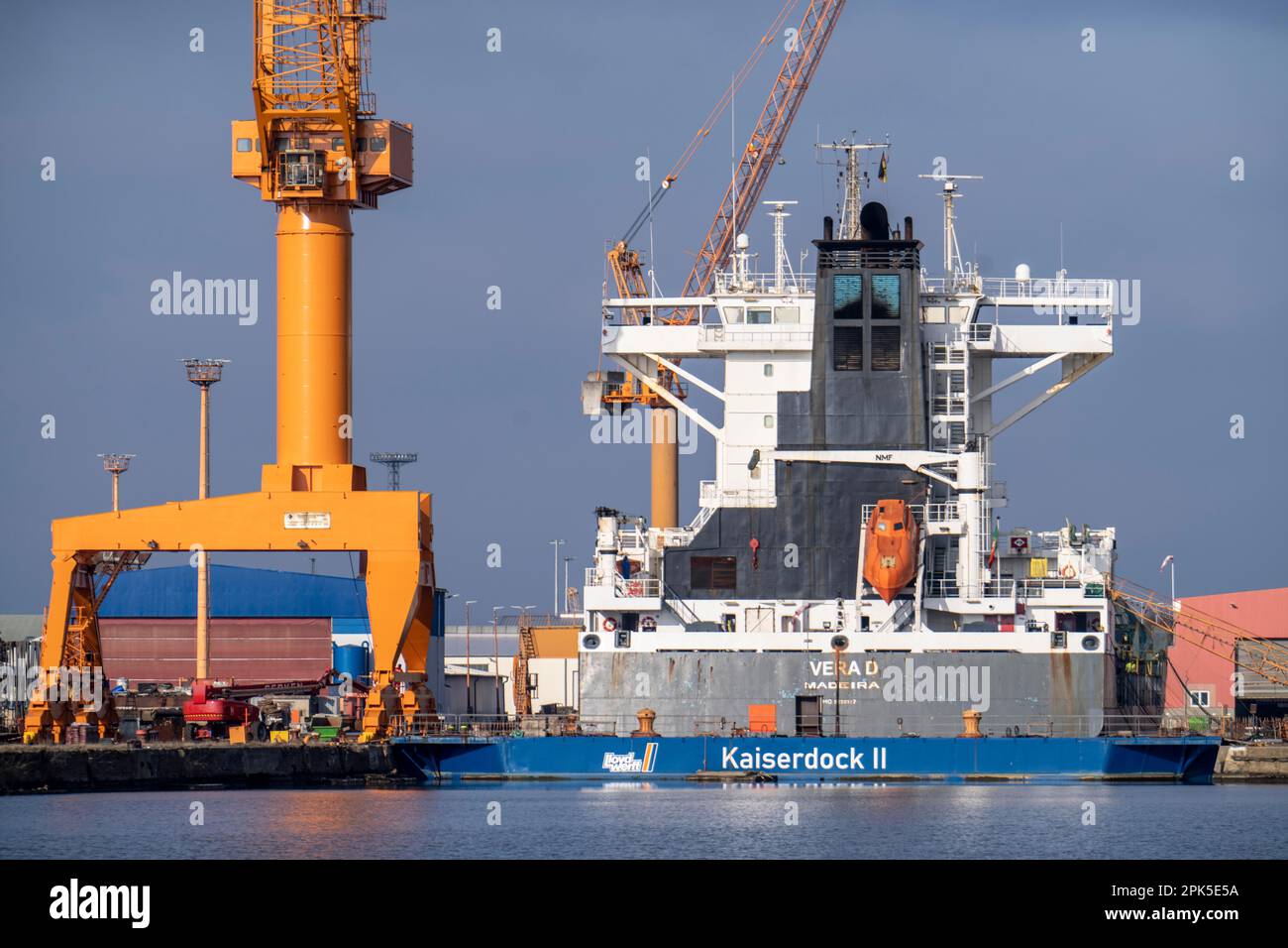 Lloyd Werft, cargo à Kaiserpier II, quai sec, cargo Adam Schulte, chantier naval dans le port d'outre-mer de Bremerhaven, Brême, Allemagne Banque D'Images