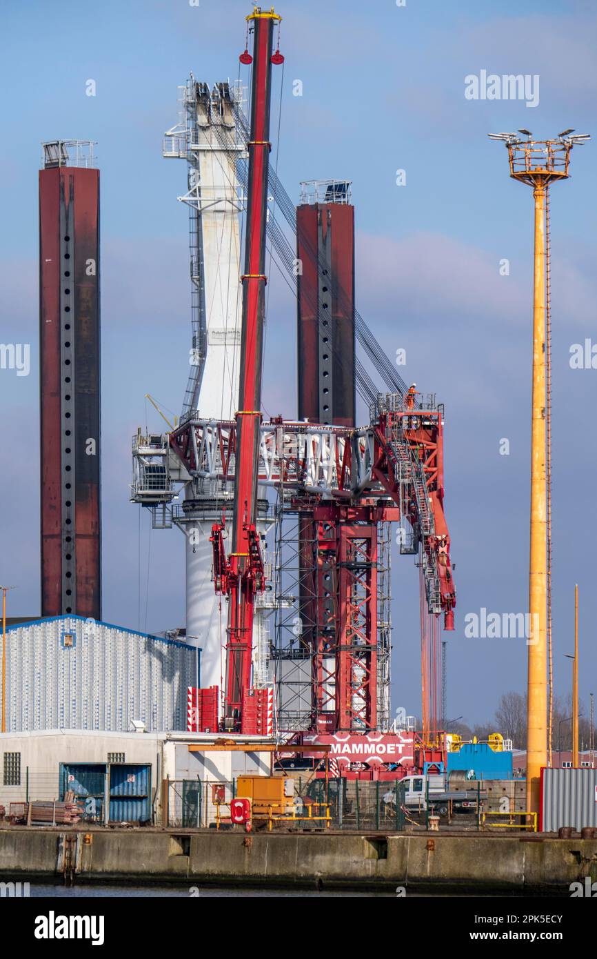 Lloyd Werft, chantier naval dans le port d'outre-mer de Bremerhaven, travaux sur le navire de travail offshore, navire-grue Wind Lift 1, à Kaiserhafen 3, Brême, Germ Banque D'Images