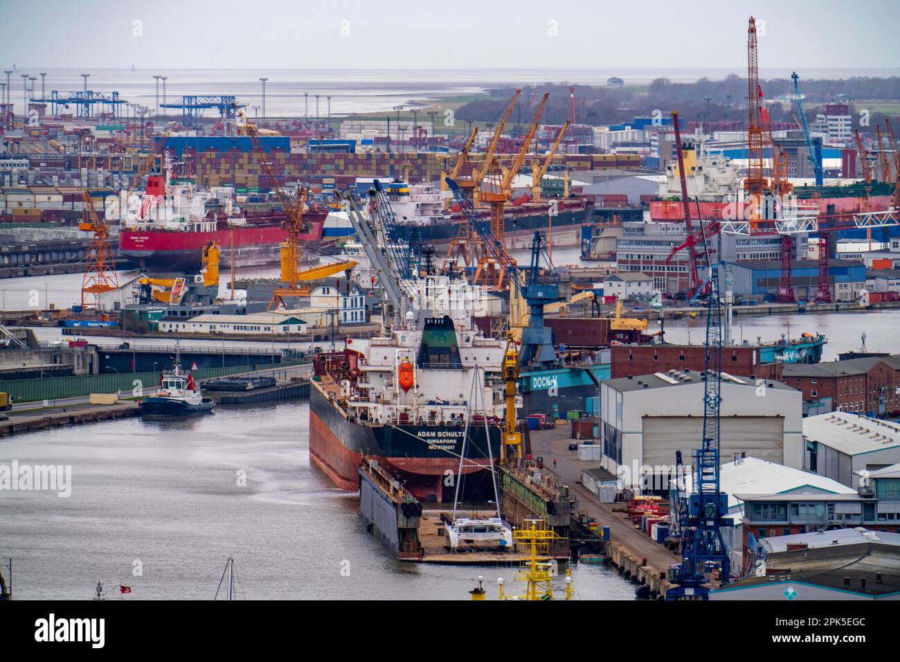 Chantiers navals dans le port d'outre-mer de Bremerhaven, Brême, Allemagne Banque D'Images