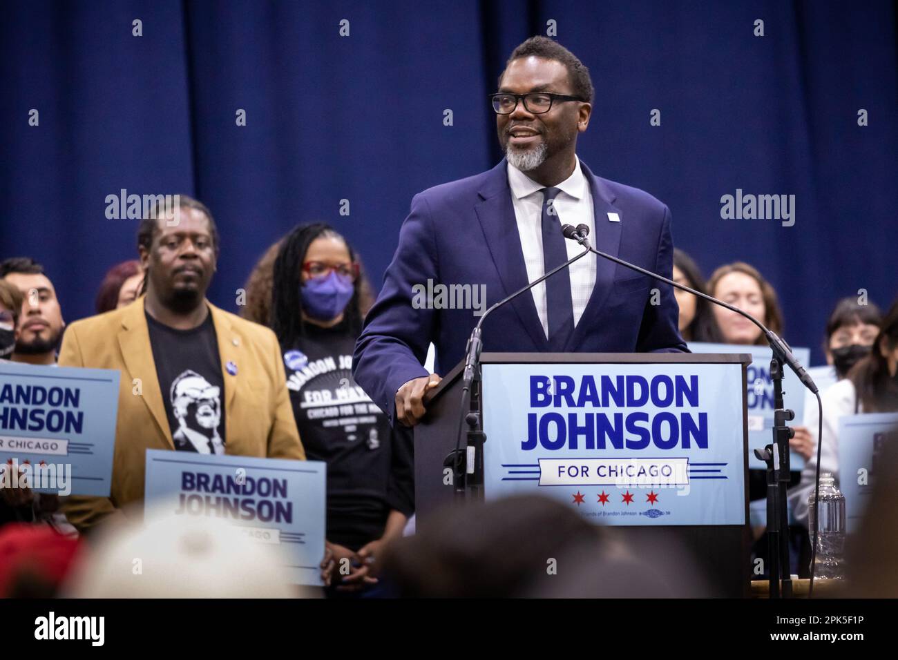 Brandon Johnson s'est exprimé devant une foule de supporters à Chicago lors d'un rassemblement pour sa campagne mayonnaise le 3/30/23 à la Credit 1 Arena de l'Université de l'Illinois à Chicago. Banque D'Images