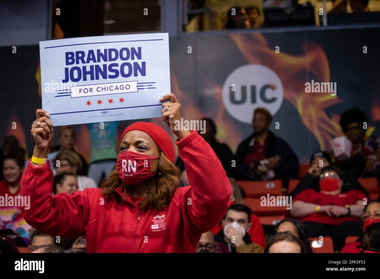 Supporters of Brandon Johnson for Mayor lors d'un rassemblement à Chicago le 3/30/23 à la Credit 1 Arena de l'Université de l'Illinois à Chicago. Banque D'Images