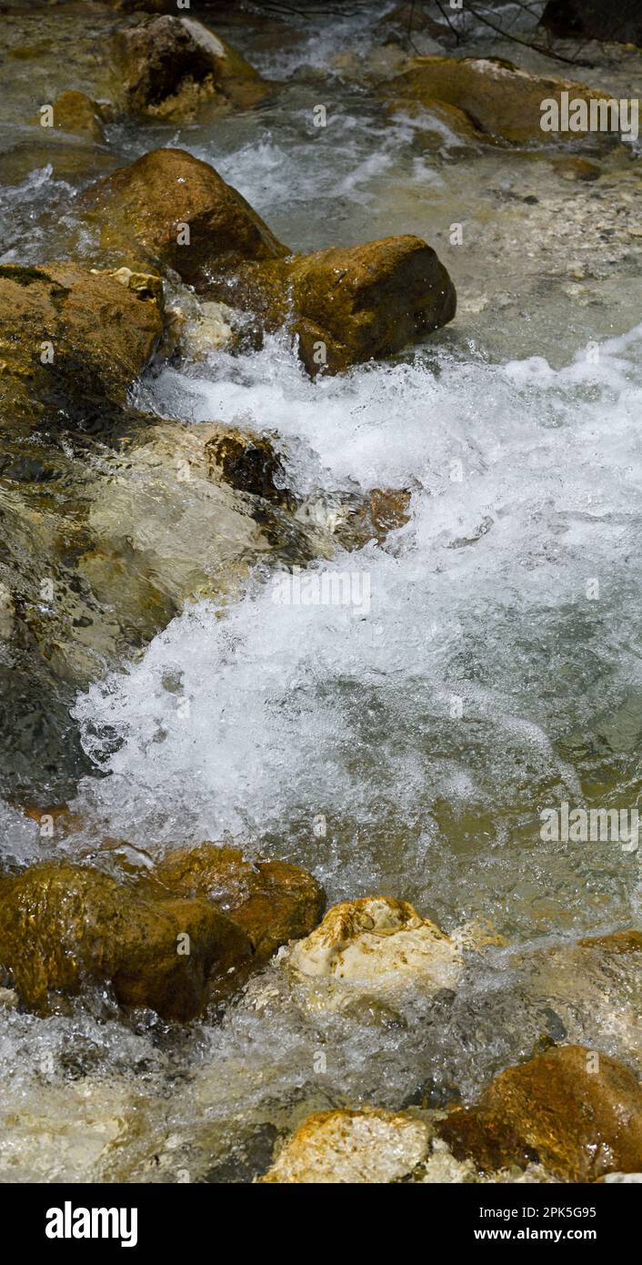 Ruisseau dans les montagnes, Santa Maddalena dans les Dolomites, Italie Banque D'Images