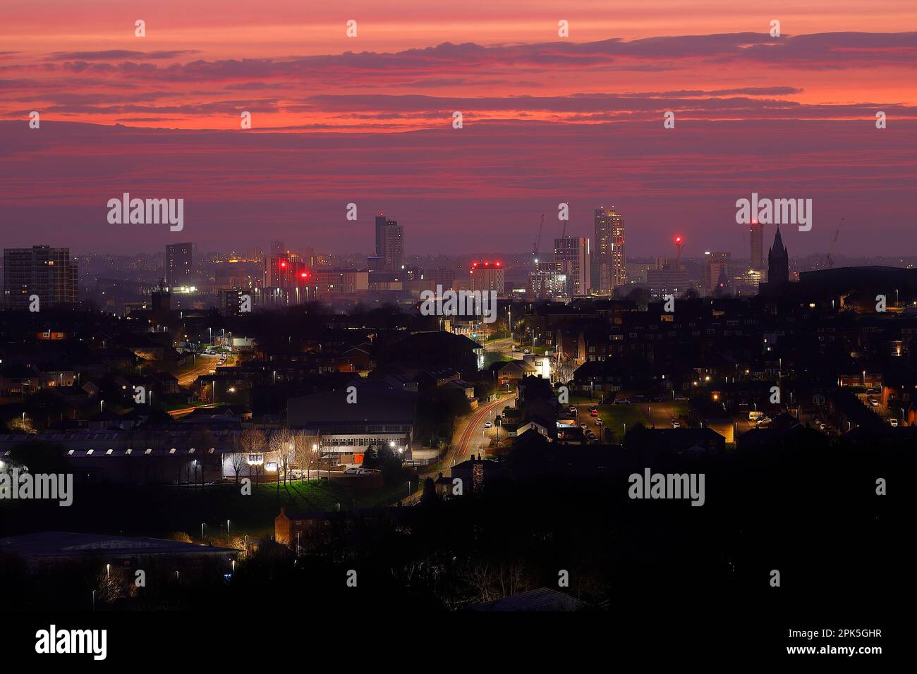 Vue sur la ligne d'horizon de Leeds City au lever du soleil Banque D'Images