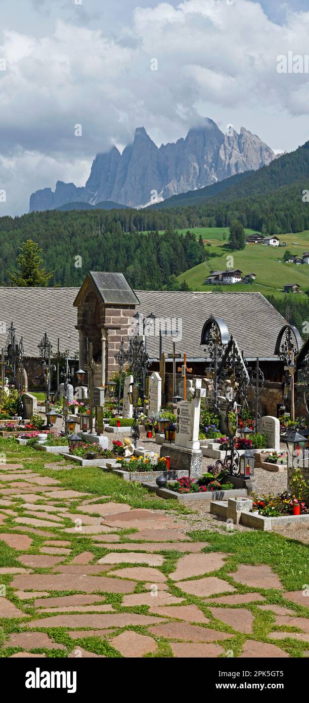 Église et cimetière de San Pietro, Odle Mountains, Italie Banque D'Images