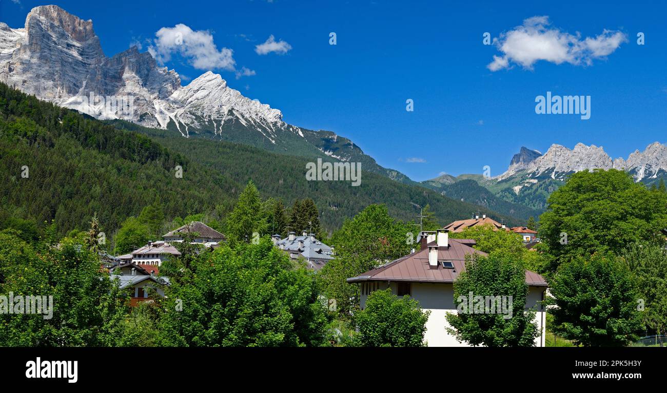 Village dans le paysage majestueux de montagnes, Monte Antelao, Borca di Cadore, Italie Banque D'Images