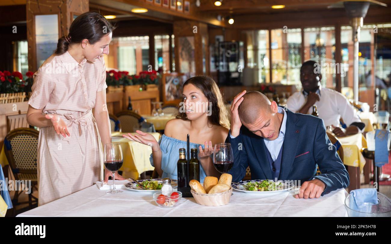 Triangle de l'amour - la femme a attrapé son mari avec la maîtresse dans le restaurant Banque D'Images