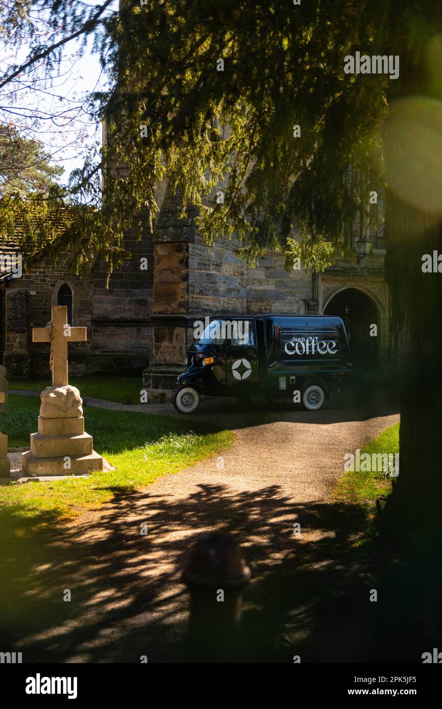 Une fourgonnette à l'extérieur de l'église aux rayons du soleil Banque D'Images