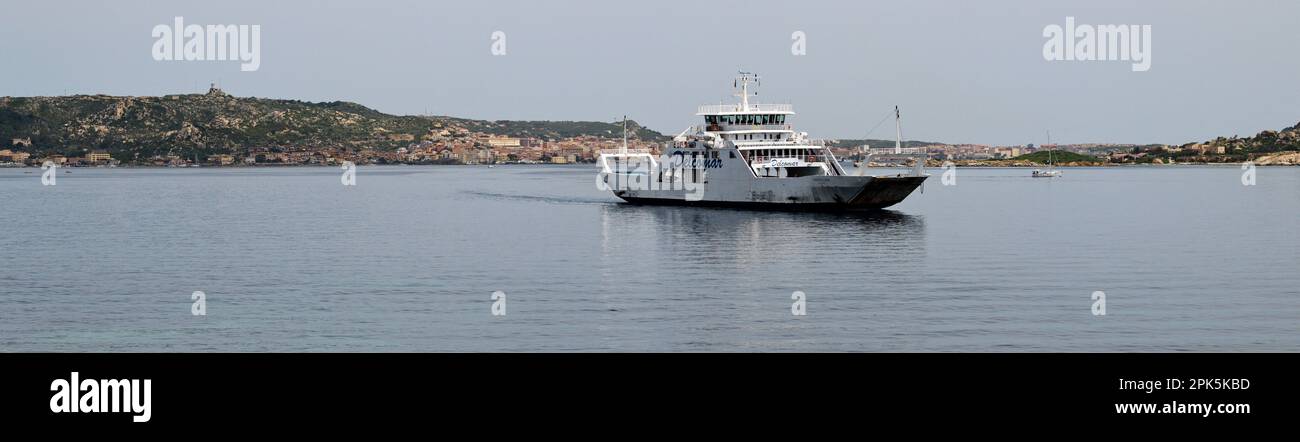 Ferry dans la baie de mer, Palau, Sardaigne, Italie Banque D'Images