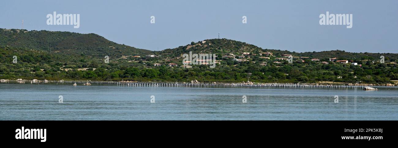 Baie de la mer, ville avec maisons, Plage de la Cinta, Sardaigne, Italie Banque D'Images