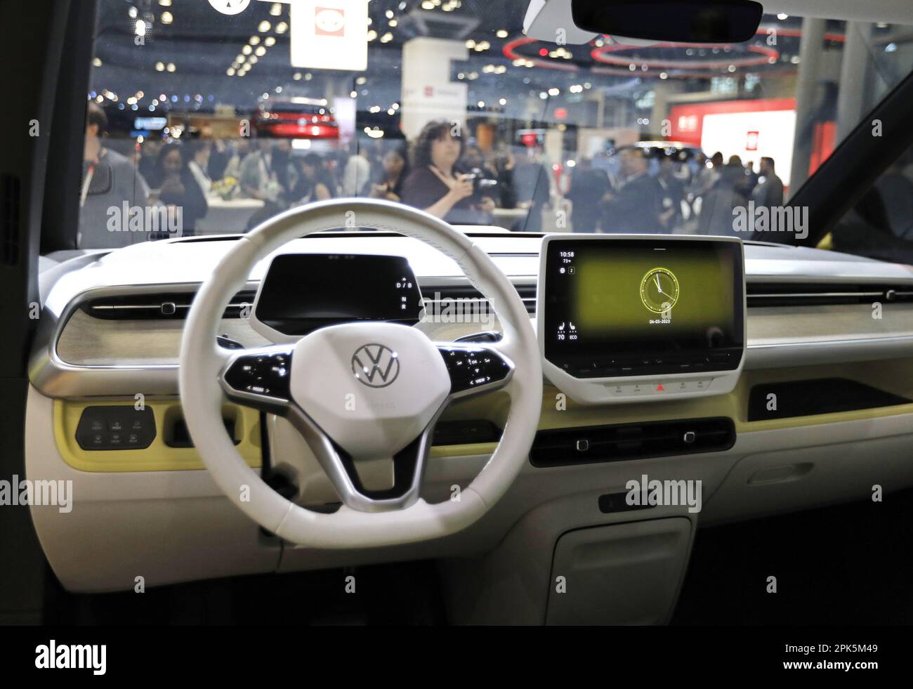New York, États-Unis. 05th avril 2023. Le tableau de bord de la Volkswagen ID.Buzz 2025 est exposé mercredi au salon international de l'auto de New York au Centre de congrès Jacob K. Javits de New York, à 5 avril 2023 à New York. Photo par Peter Foley/UPI crédit: UPI/Alay Live News Banque D'Images