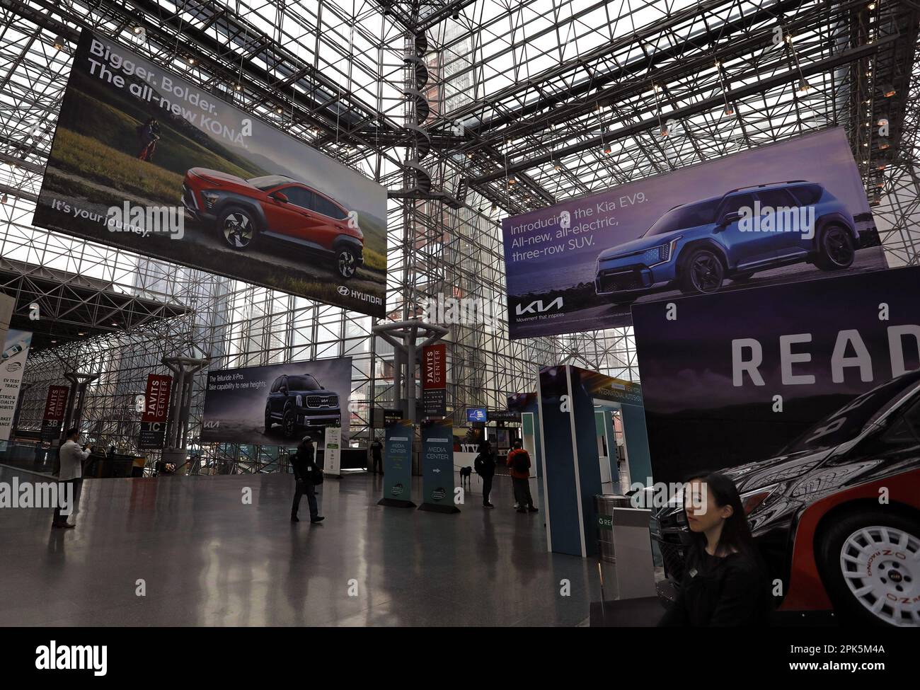 New York, États-Unis. 05th avril 2023. Les bannières Hyundai et Kia sont exposées mercredi à l'entrée du salon international de l'auto de New York au Centre de congrès Jacob K. Javits à New York, à 5 avril 2023 à New York. Photo par Peter Foley/UPI crédit: UPI/Alay Live News Banque D'Images