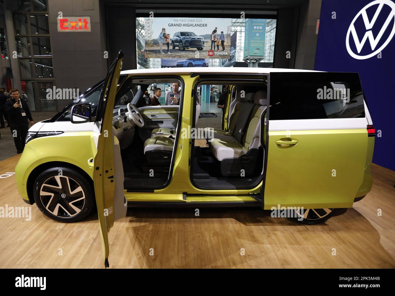 New York, États-Unis. 05th avril 2023. La Volkswagen ID.Buzz 2025 est exposée mercredi au salon international de l'auto de New York au Centre de congrès Jacob K. Javits de New York, à 5 avril 2023 à New York. Photo par Peter Foley/UPI crédit: UPI/Alay Live News Banque D'Images