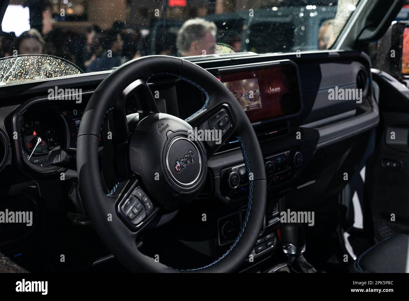 New York, États-Unis. 05th avril 2023. Design intérieur du nouveau Jeep Wrangler tout électrique exposé pendant le jour de la presse à New York International Autoshow au Centre Jacob Javits (photo par Lev Radin/Pacific Press ) Credit: Pacific Press Media production Corp./Alay Live News Banque D'Images