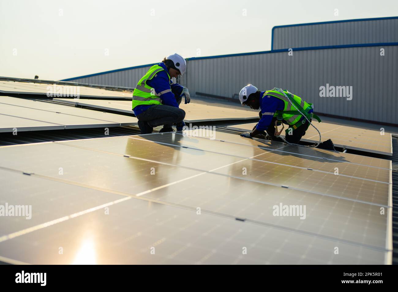 Ingénieur et technicien utilisant un ordinateur portable pour vérifier le système de panneaux solaires Banque D'Images