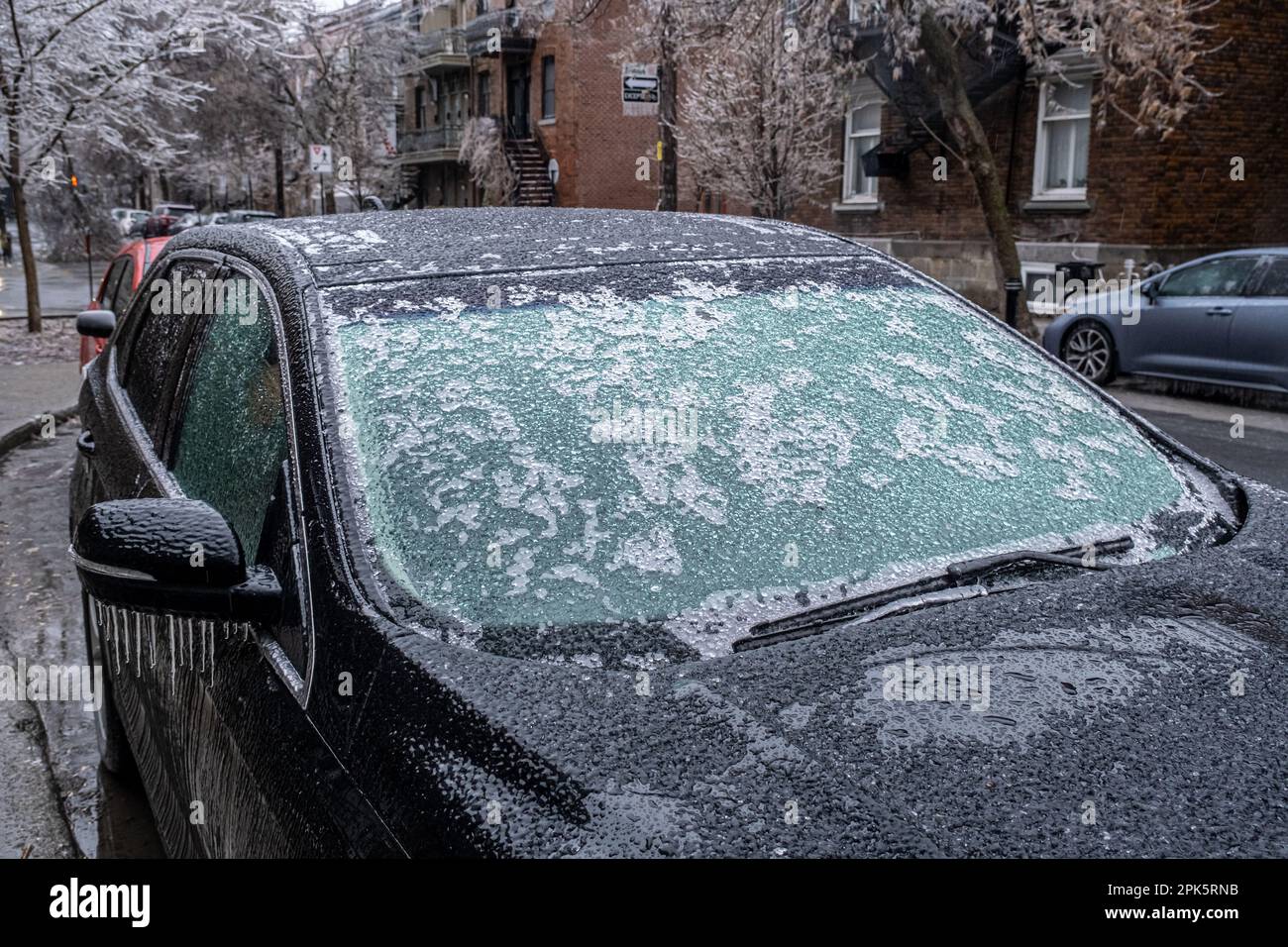 Montréal, CANADA - 5 avril 2023 : fenêtre et pare-brise de la voiture après une pluie verglaçante. Banque D'Images