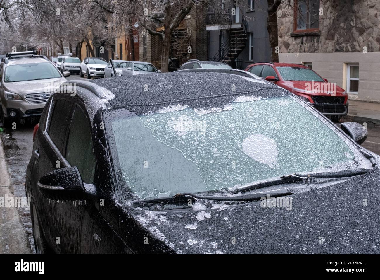 Montréal, CANADA - 5 avril 2023 : fenêtre et pare-brise de la voiture après une pluie verglaçante. Banque D'Images