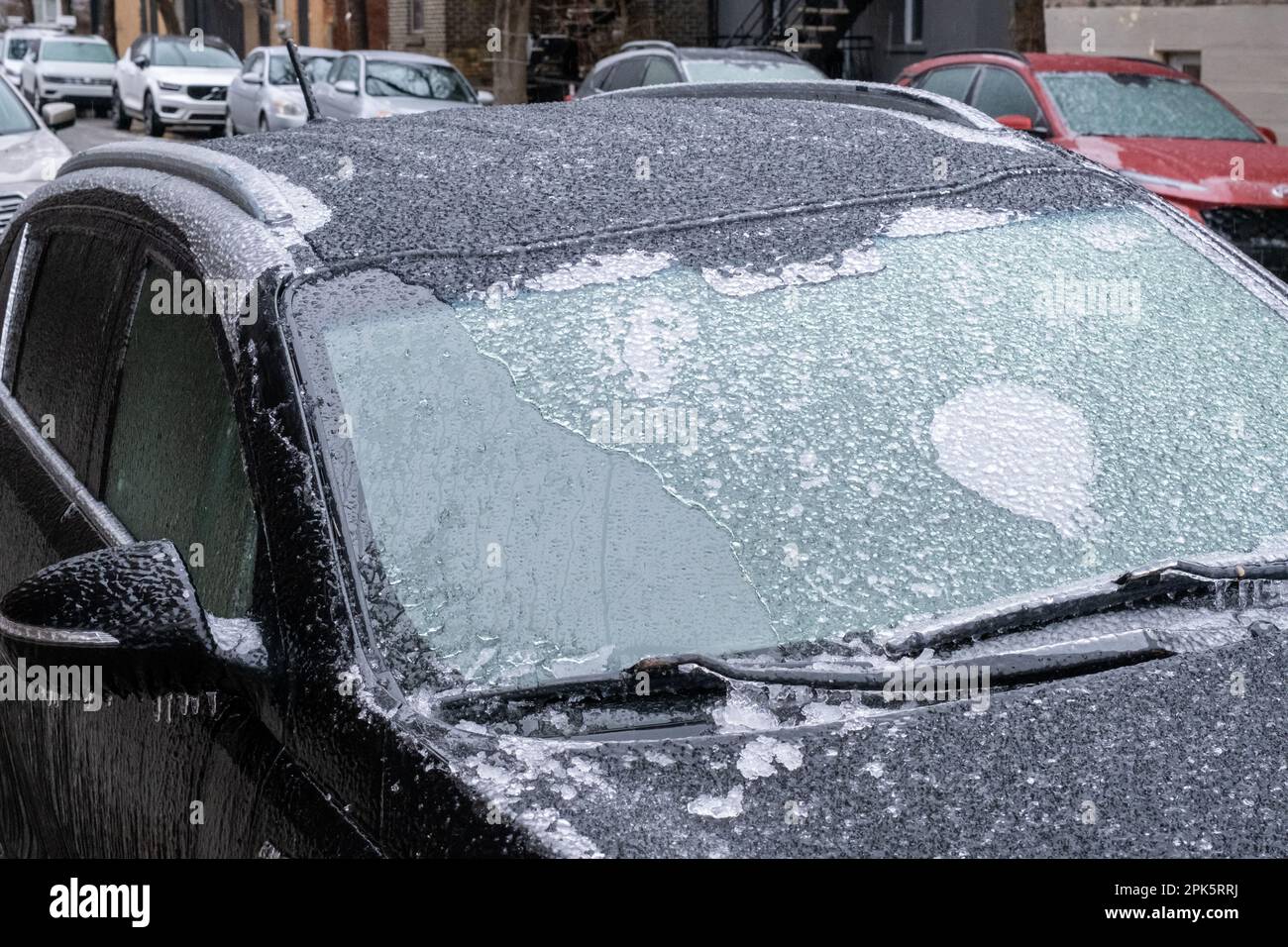 Montréal, CANADA - 5 avril 2023 : fenêtre et pare-brise de la voiture après une pluie verglaçante. Banque D'Images