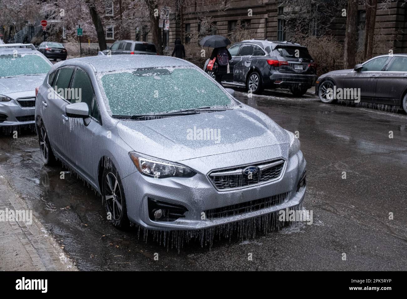 Montréal, CANADA - 5 avril 2023 : fenêtre et pare-brise de la voiture après une pluie verglaçante. Banque D'Images