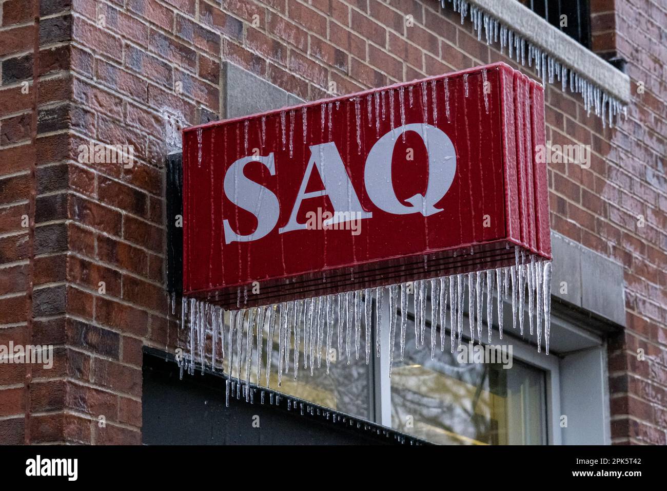Montréal, CANADA - 5 avril 2023 : panneau SAQ pour la route glacée avec des glaçons Banque D'Images