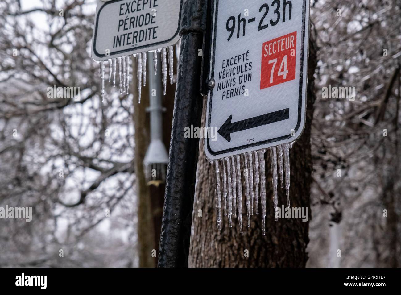 Montréal, CANADA - 5 avril 2023 : signalisation routière avec glaçons Banque D'Images