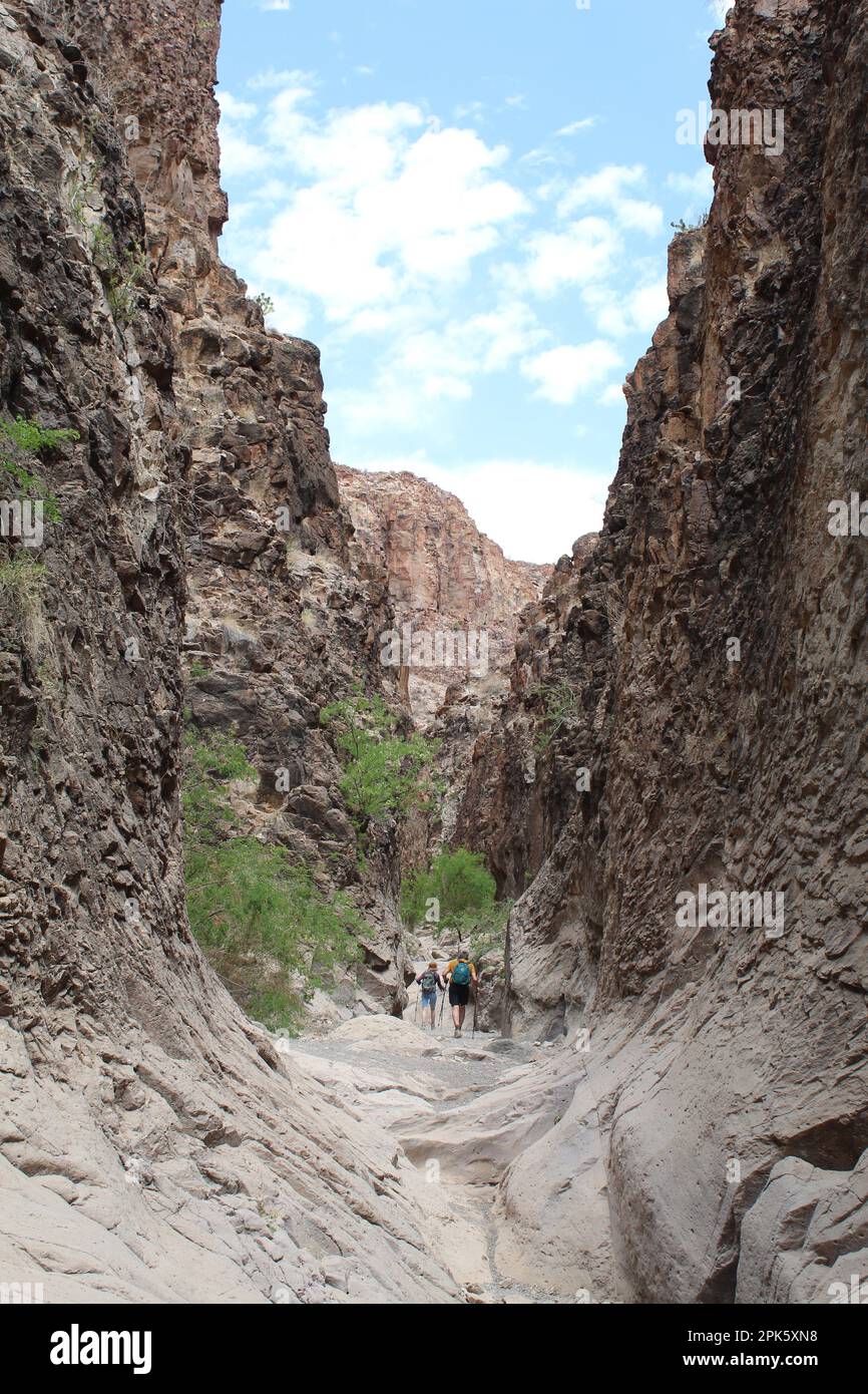 Couple marchant dans le canyon fermé au parc national de Big Bend Ranch dans l'ouest de Texa Banque D'Images