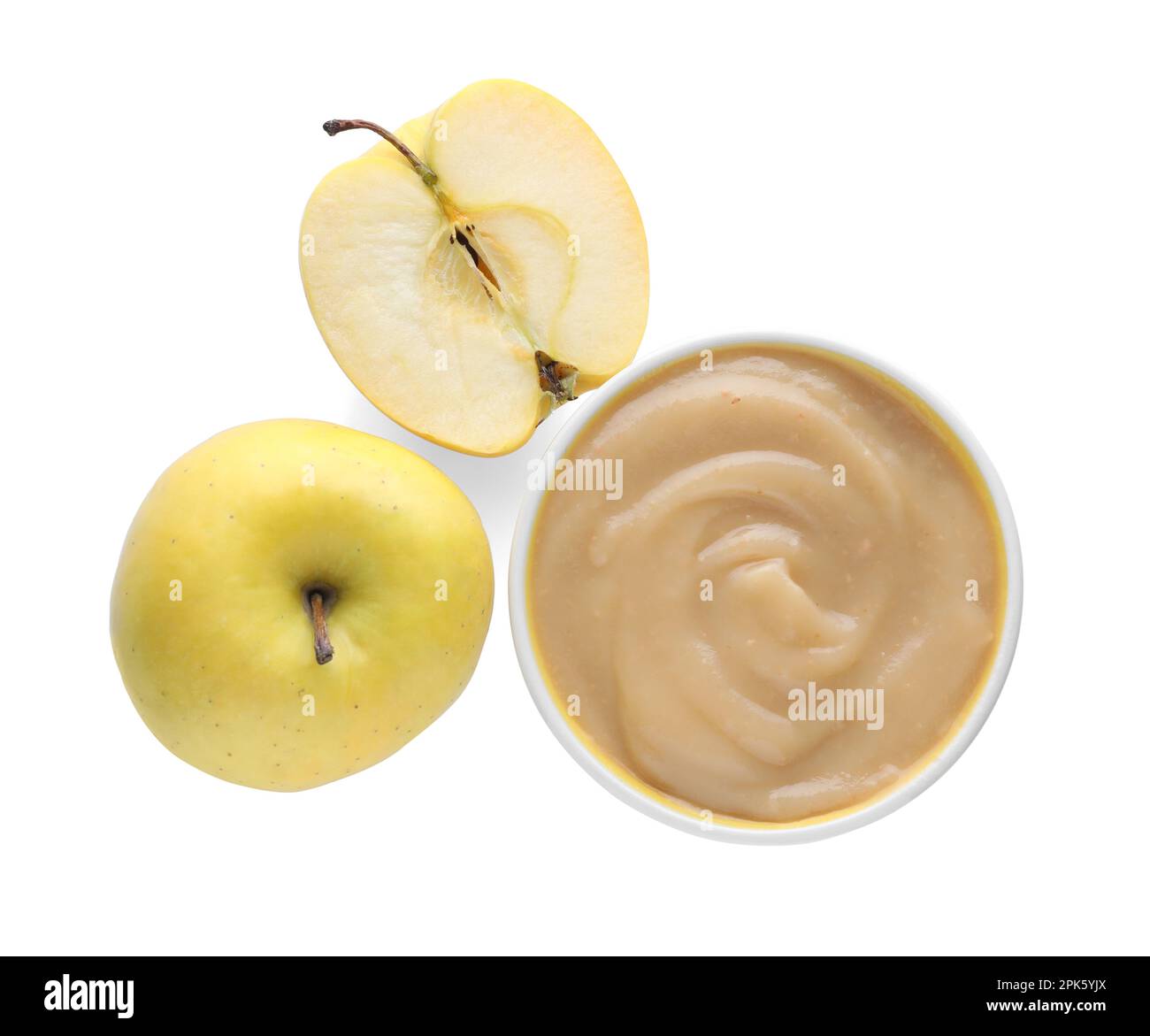 Purée de pommes dans un bol et fruits frais sur fond blanc, vue du dessus Banque D'Images