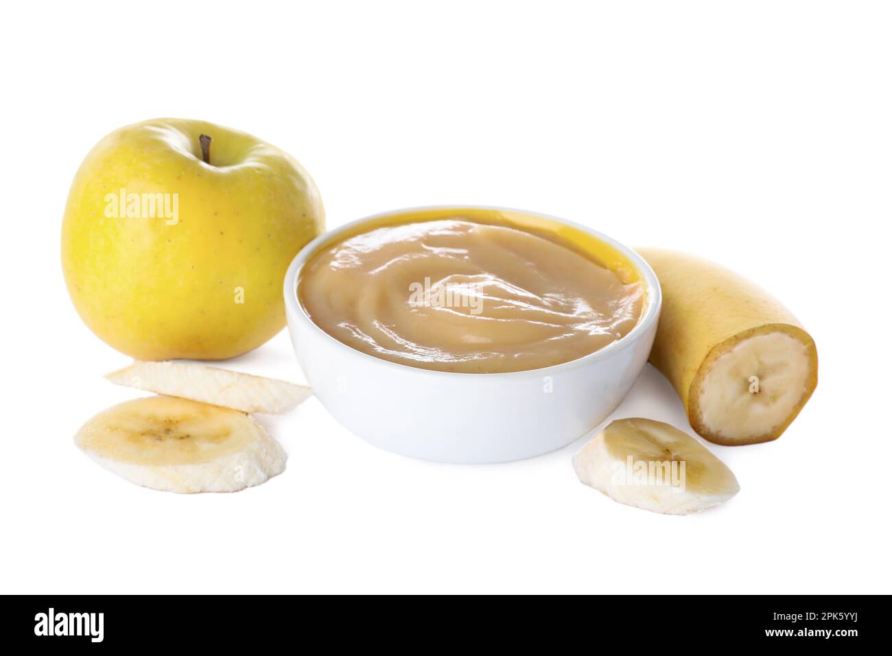 Purée de pomme de banane dans un bol et ingrédients frais sur fond blanc Banque D'Images