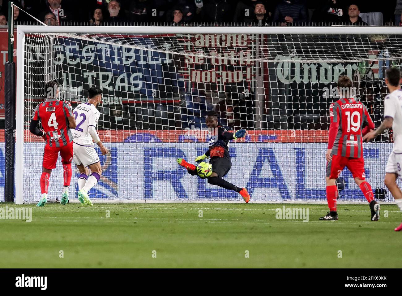 CREMONA, ITALY - ARPIL 05: Mouhamadou Sarr (45 Cremonese) makes a save during the first leg of the Coppa Italia Frecciaross Semifinal match between Cremonese and Fiorentina at Giovanni Zini Stadium on April 5, 2023 in Cremona, Italy. (Photo by Stefano Nicoli/Speed Media/Icon Sportswire) (Icon Sportswire via AP Images) Banque D'Images