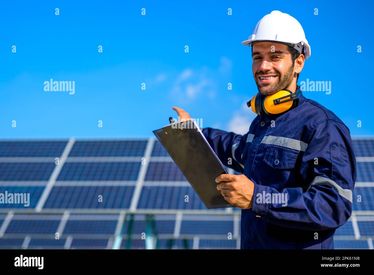 Portrait d'un travailleur d'ingénieur avec panneau solaire à la ferme solaire Banque D'Images