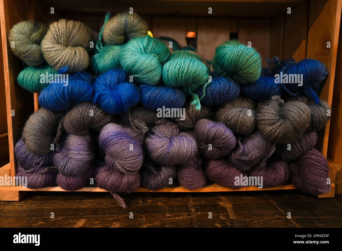 Faisceaux de fils de tricot et de crochetage colorés, empilés. Ombres de bleu et de vert Banque D'Images