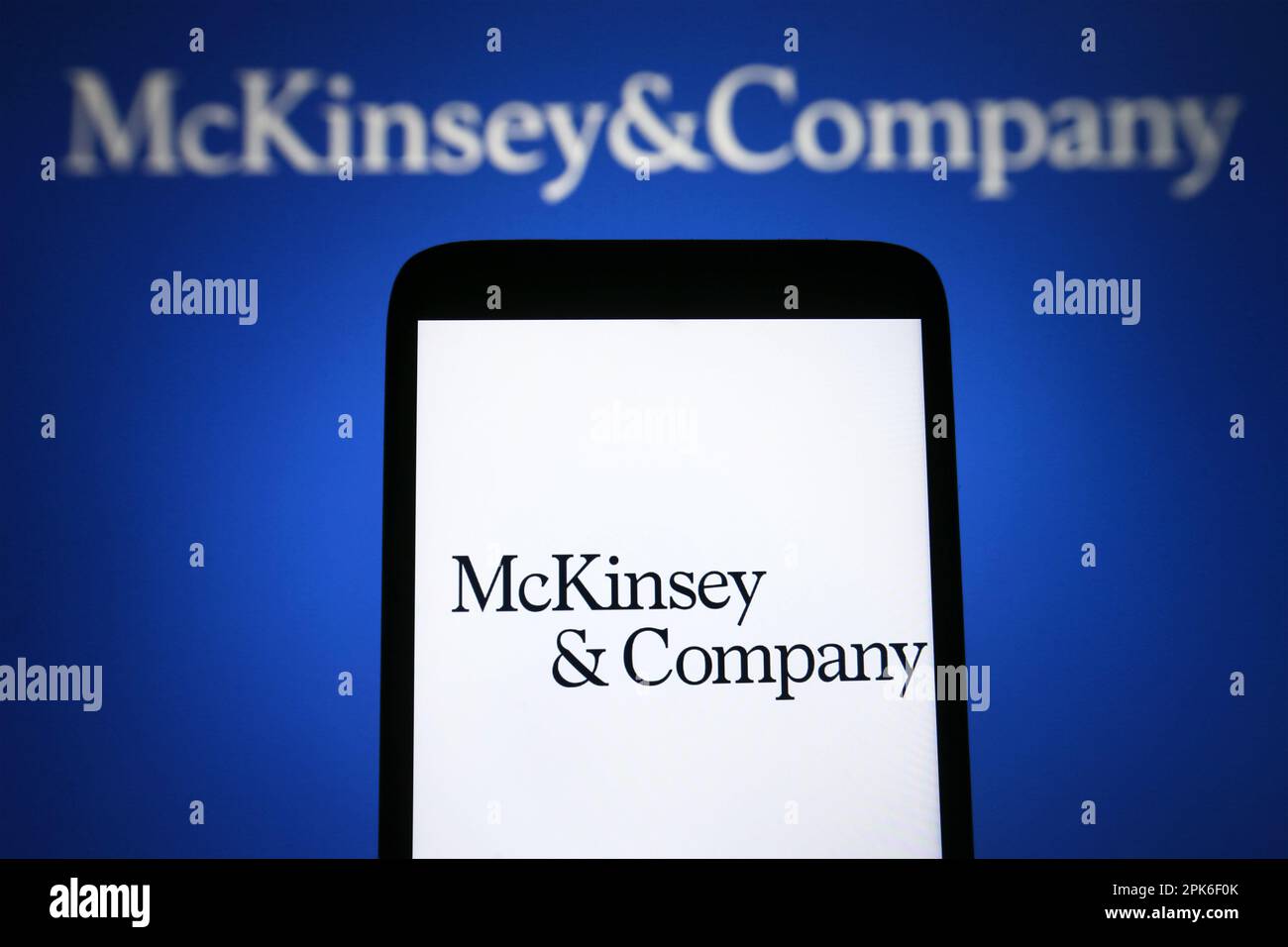 Ukraine. 05th avril 2023. Dans cette illustration, un logo McKinsey & Company apparaît sur un smartphone et sur un écran d'ordinateur. Crédit : SOPA Images Limited/Alamy Live News Banque D'Images