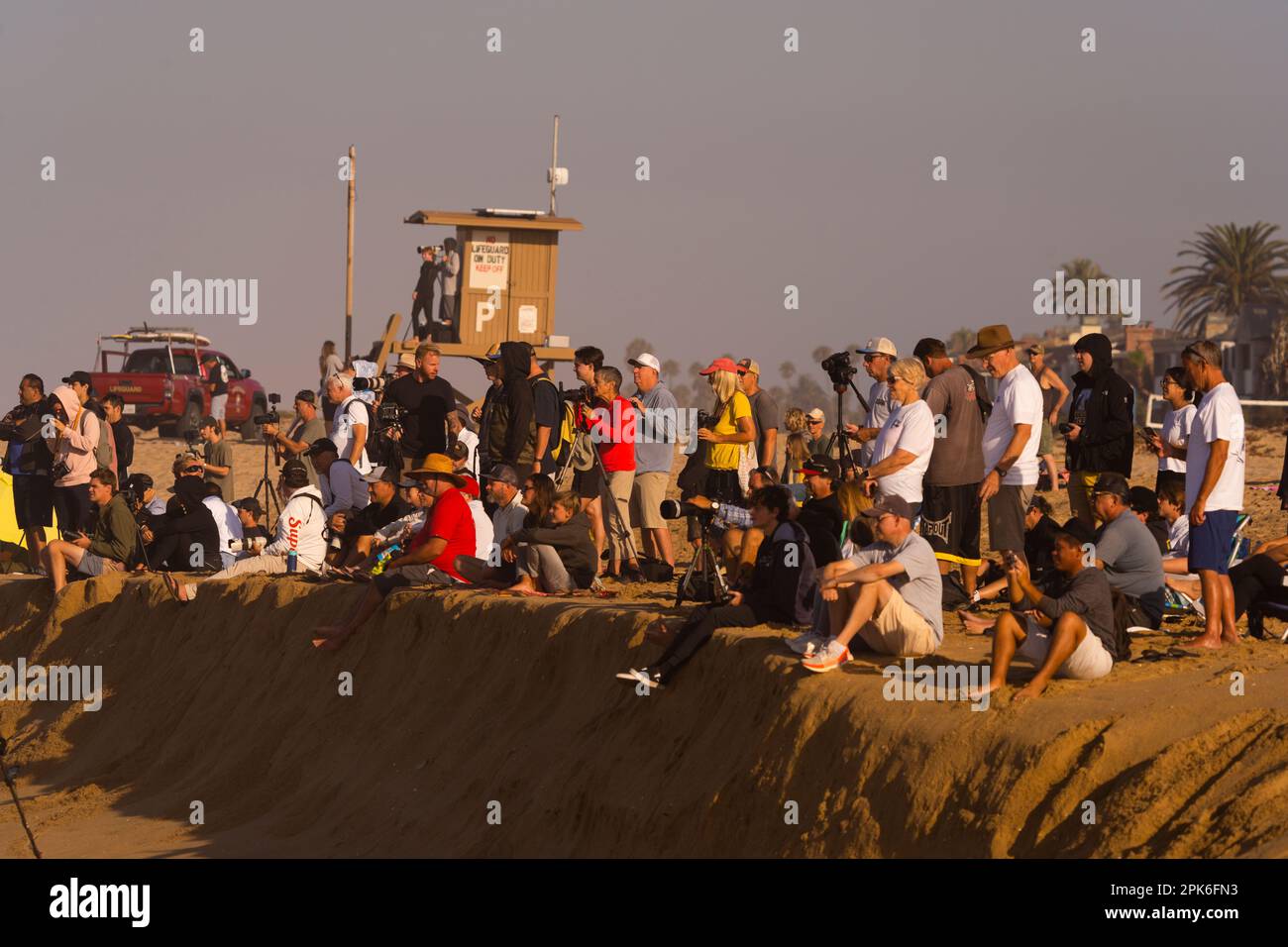 Personnes prenant des photos sur la plage, Newport Beach, Californie, États-Unis Banque D'Images