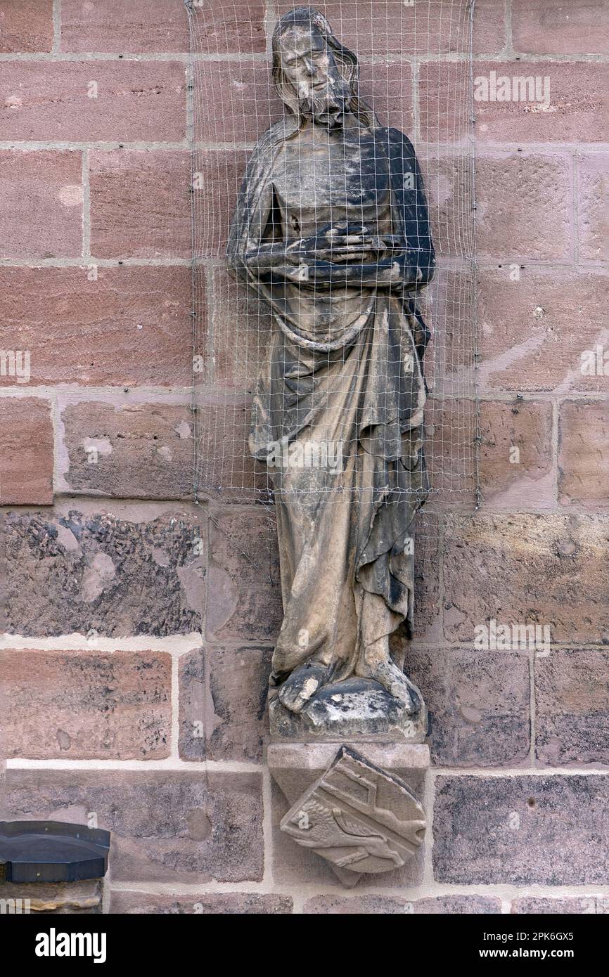 Sculpture d'un saint avec une grille de colombe à la Lorenzkirche, Nuremberg, moyenne-Franconie, Bavière, Allemagne Banque D'Images