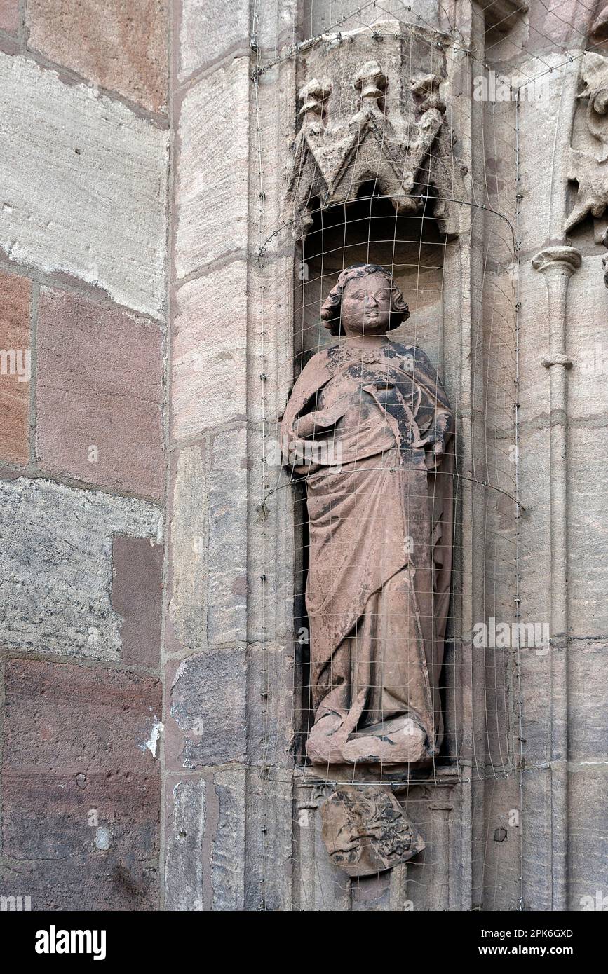 Sculpture de Marie au portail de la Fontaine de vertu, Lorenzkirche, Nuremberg, moyenne-Franconie, Bavière, Allemagne Banque D'Images