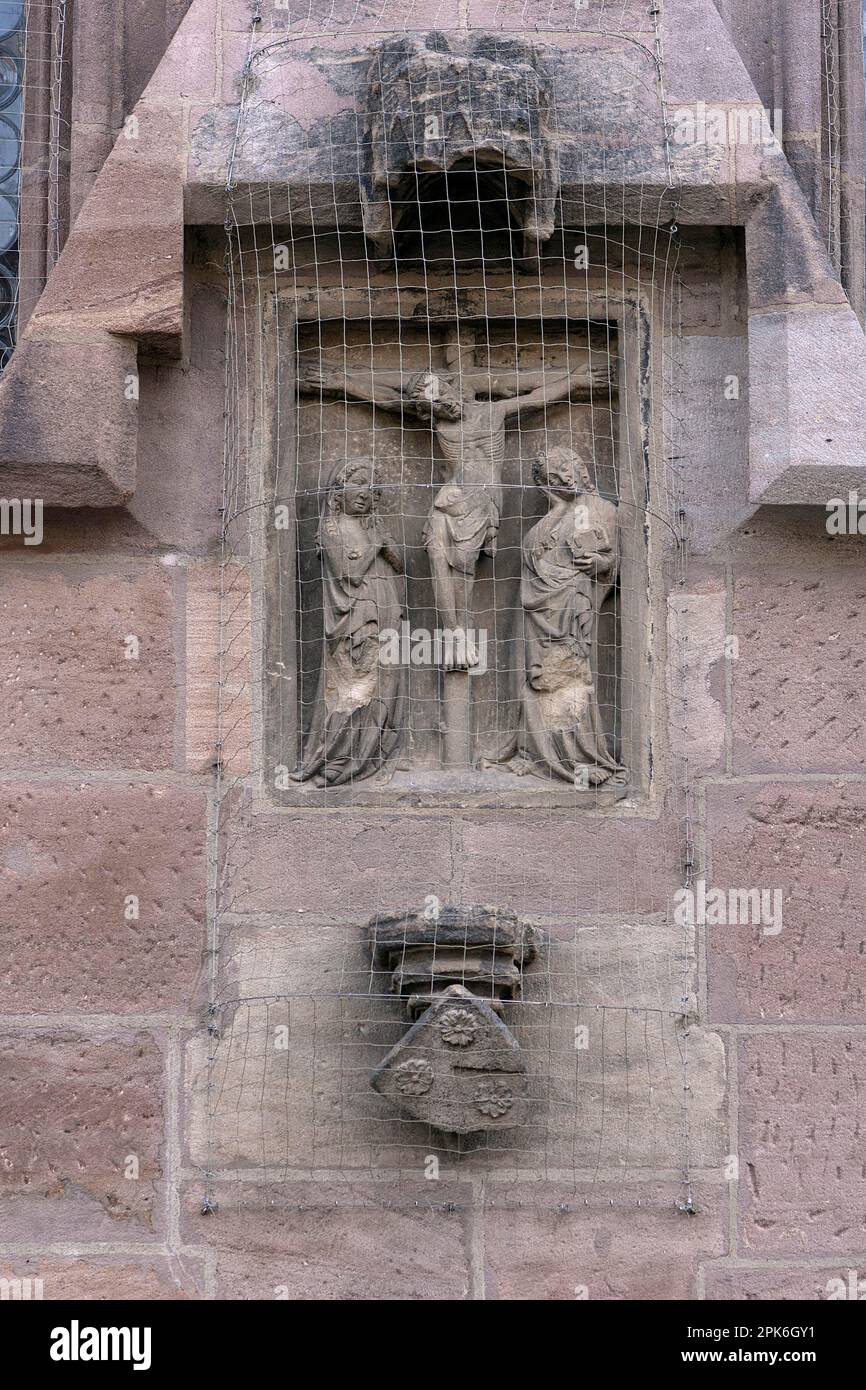 Relief représentation d'une scène de crucifixion avec grille de colombe à la Lorenzkirche, Nuremberg, moyenne-Franconie, Bavière, Allemagne Banque D'Images