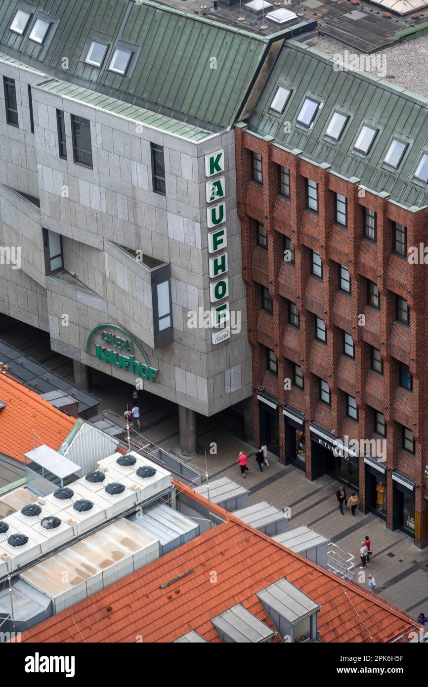 Vue sur Munich, rue commerçante Kaufingerstrasse avec Galeria Kaufhof, Munich, Bavière, Allemagne Banque D'Images
