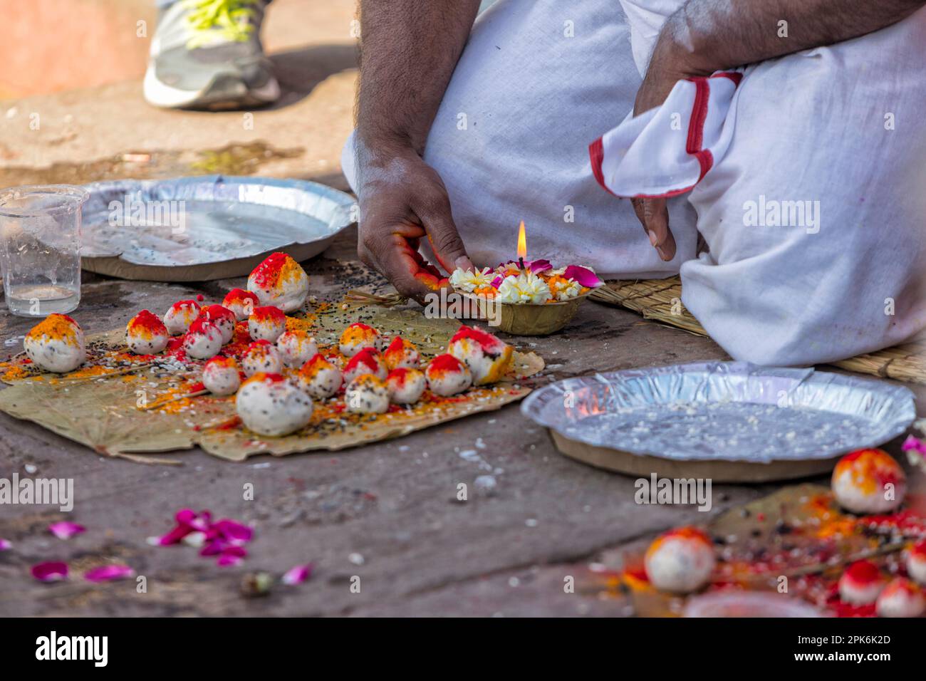 Prière spirituelle matinale au Saint Gange à Varanasi, hindouisme, Uttar Pradesh, Inde Banque D'Images