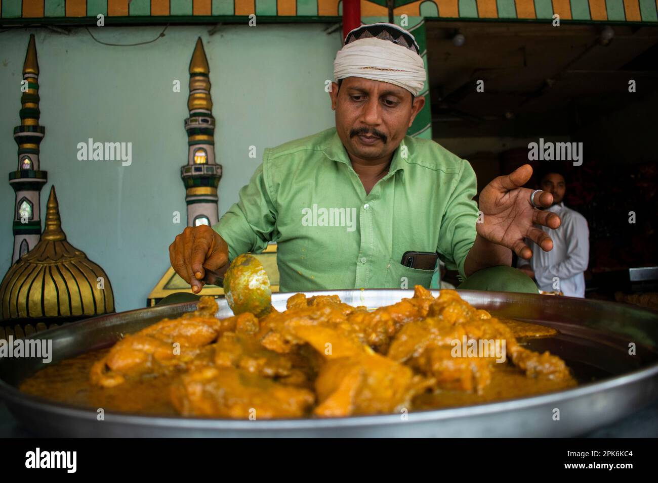 Un vendeur musulman indien vend de la nourriture pendant le mois Saint du Ramadan sur un marché à Guwahati, en Inde, sur 31 mars 2023 Banque D'Images
