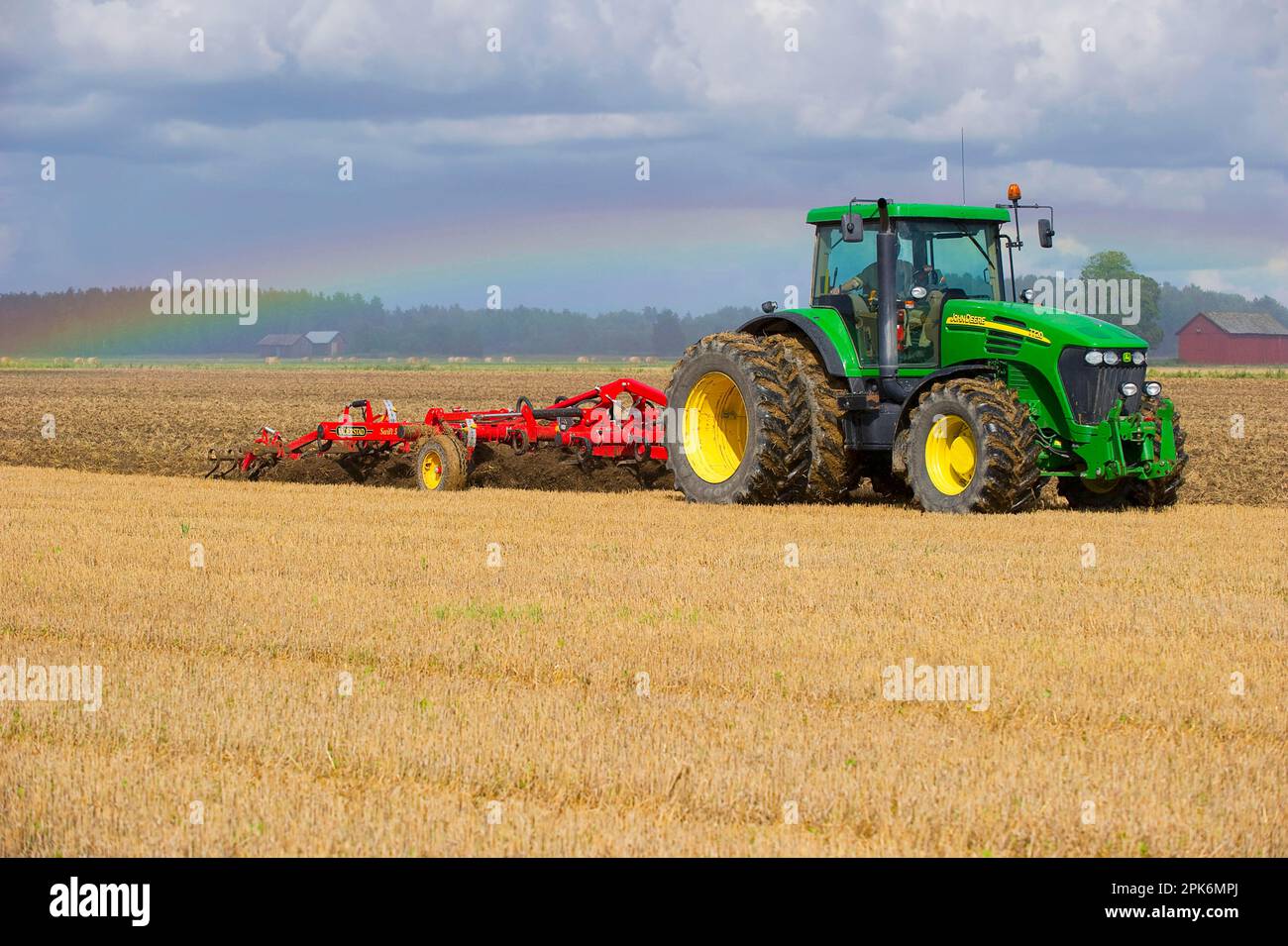 Tracteur John Deere 7720 avec cultivateur flexible Vaderstad 560, culture  de chaume, Suède Photo Stock - Alamy