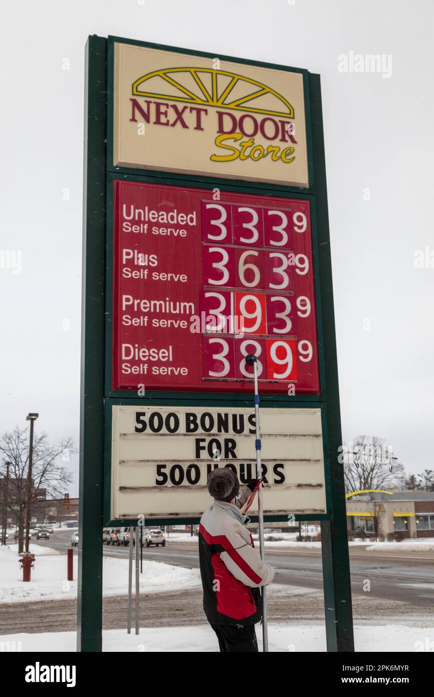 Petoskey, Michigan, États-Unis, 10 février 2022, Un employé change les prix de l'essence dans un magasin de proximité de la station-service de Next Door Store Banque D'Images