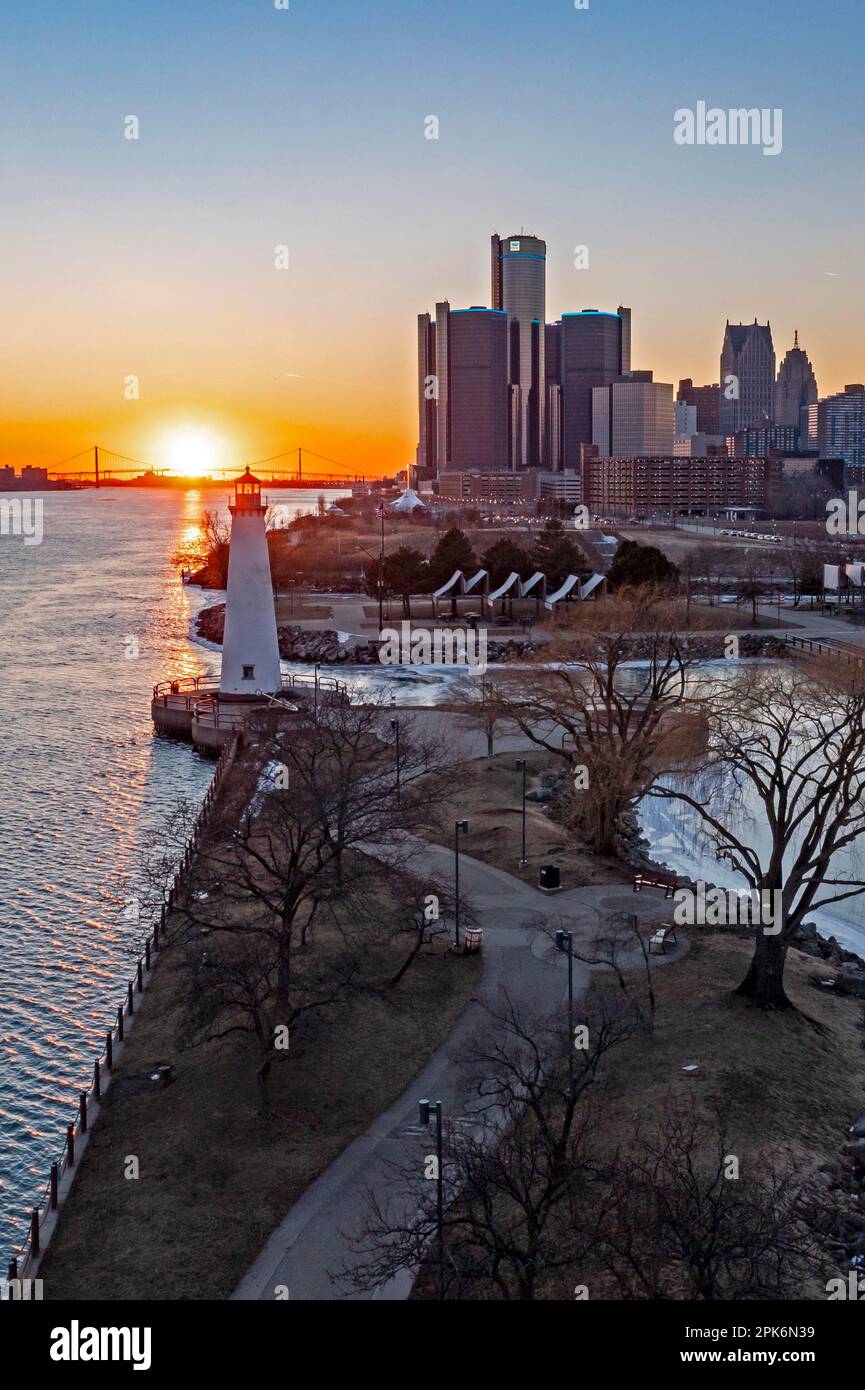 Detroit, Michigan, le centre-ville de Detroit et la rivière Detroit tandis que le soleil se couche au-delà du pont Ambassador. Milliken State Park Lighthouse est dans le Banque D'Images