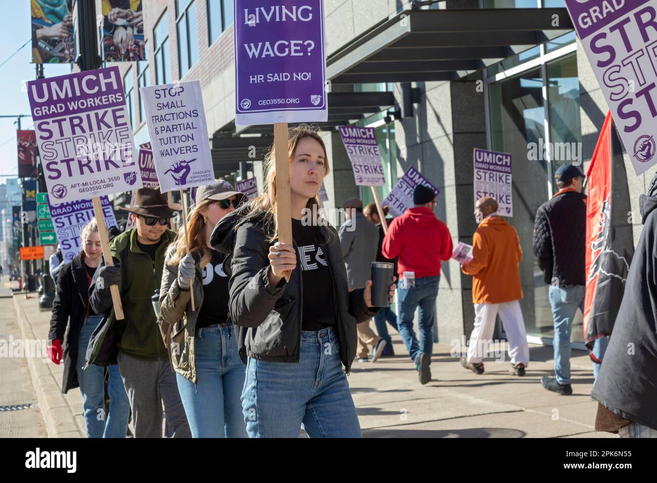 Detroit (Michigan) États-Unis, 3 avril 2023, les employés étudiants diplômés de l'Université du Michigan picket le centre universitaire de Detroit pendant leur Banque D'Images