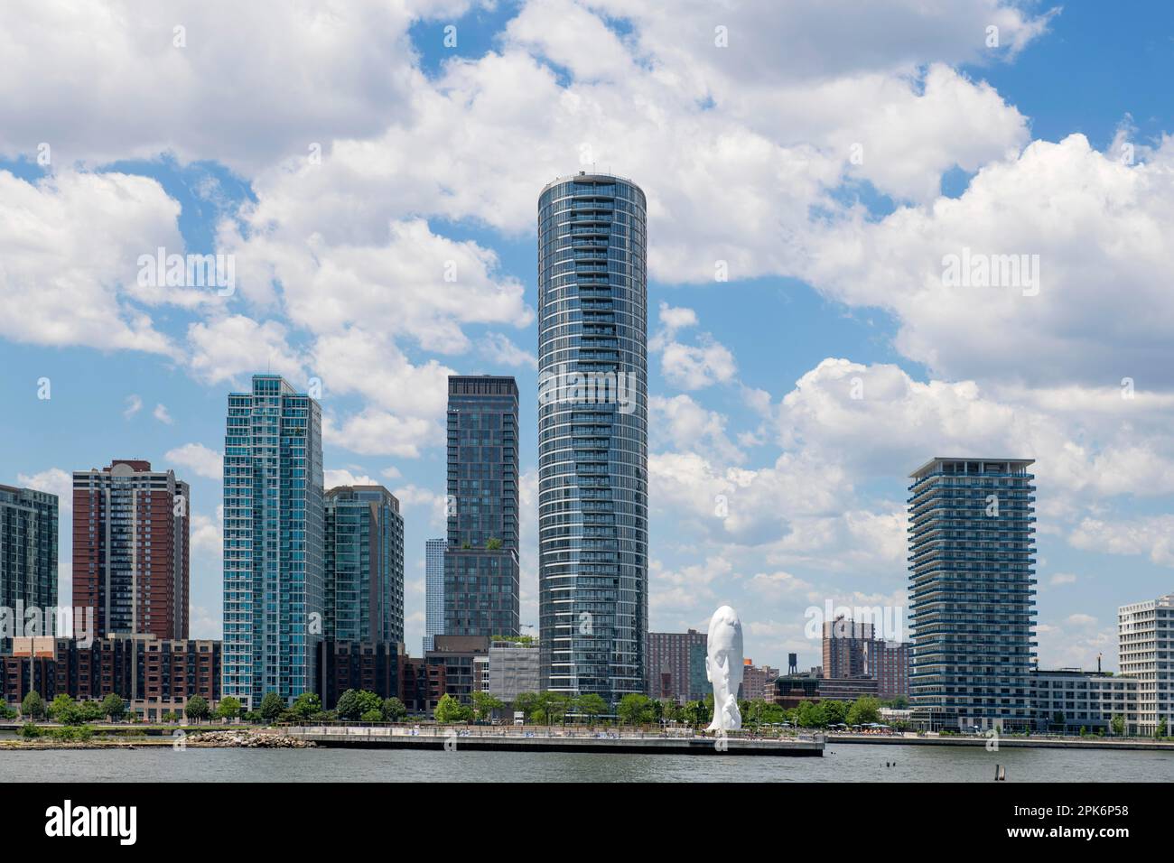 Œuvres d'art, tête femelle de 25 mètres de haut Waters Soul par Jaume Plensa, Hudson River, New Jersey, New York City, États-Unis Banque D'Images